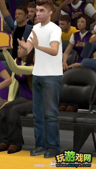 《NBA 2K13》湖人队现场有特殊观众以及如何100%单手抓球方法